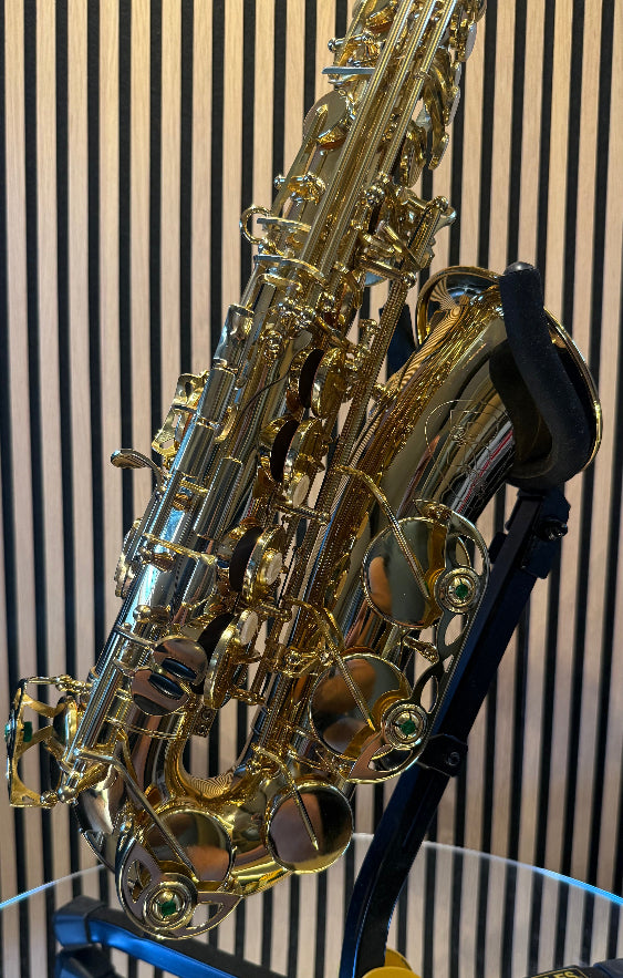 Royal Winds by Borgani RAS55 alto saxophone in gold lacquer – close-up of lower bow, key guards, bell and lower keywork
