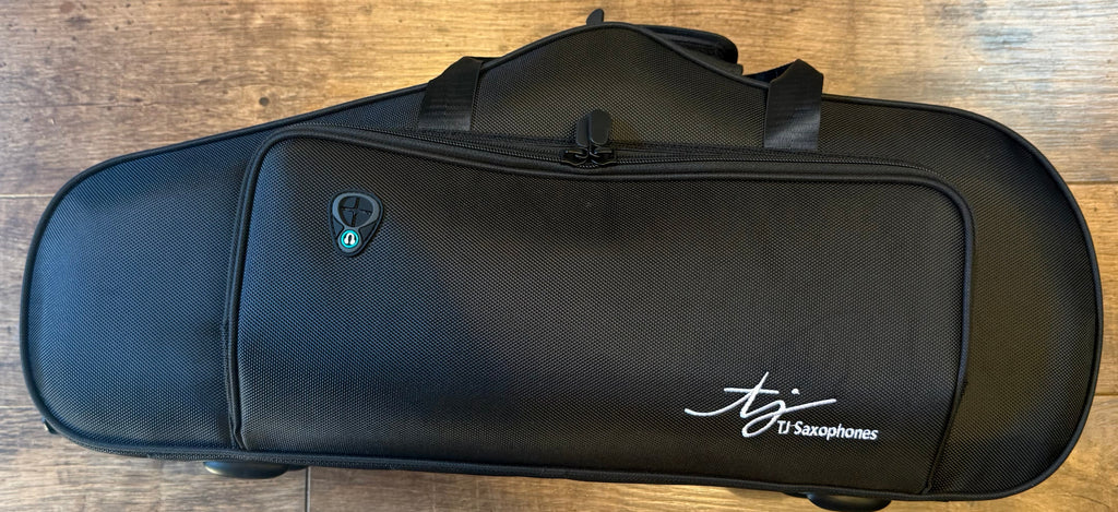 Trevor James The Horn alto saxophone – black shaped protective case with exterior storage pocket and carrying handles
