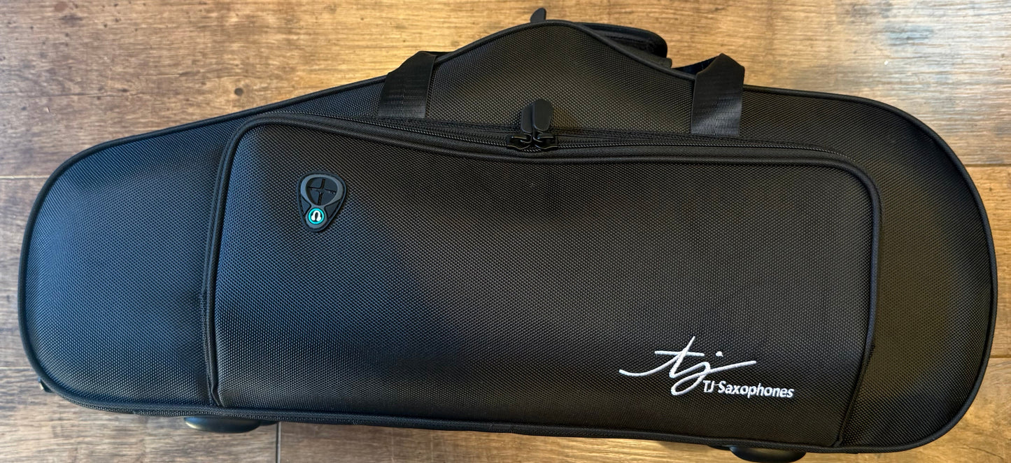 Trevor James The Horn alto saxophone – black shaped protective case with exterior storage pocket and carrying handles
