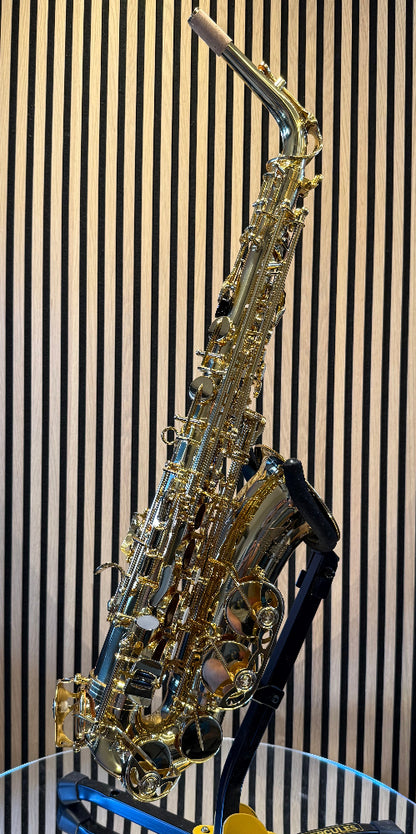 Trevor James The Horn alto saxophone in gold lacquer – full front-side view showing keywork, bell and neck
