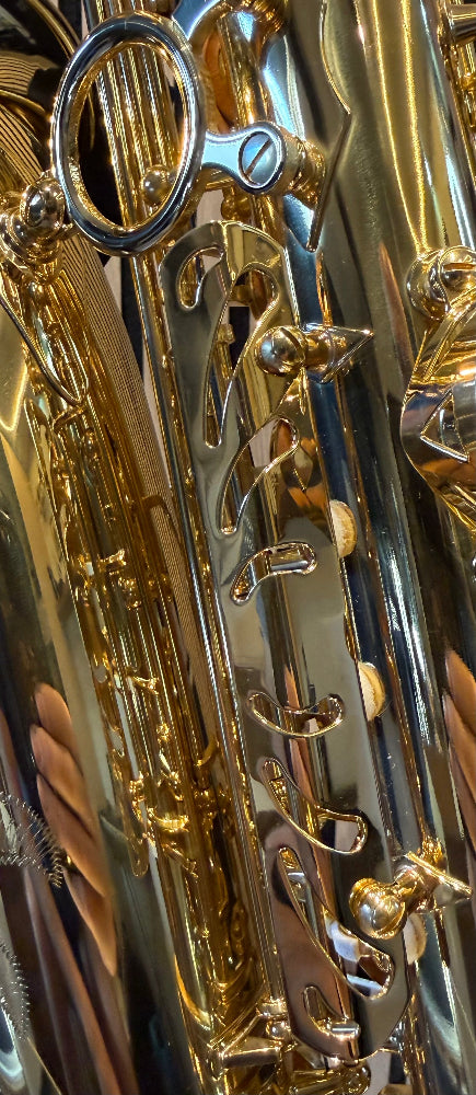 Trevor James The Horn alto saxophone in gold lacquer – close-up of decorative key guard, bell brace and lower body details
