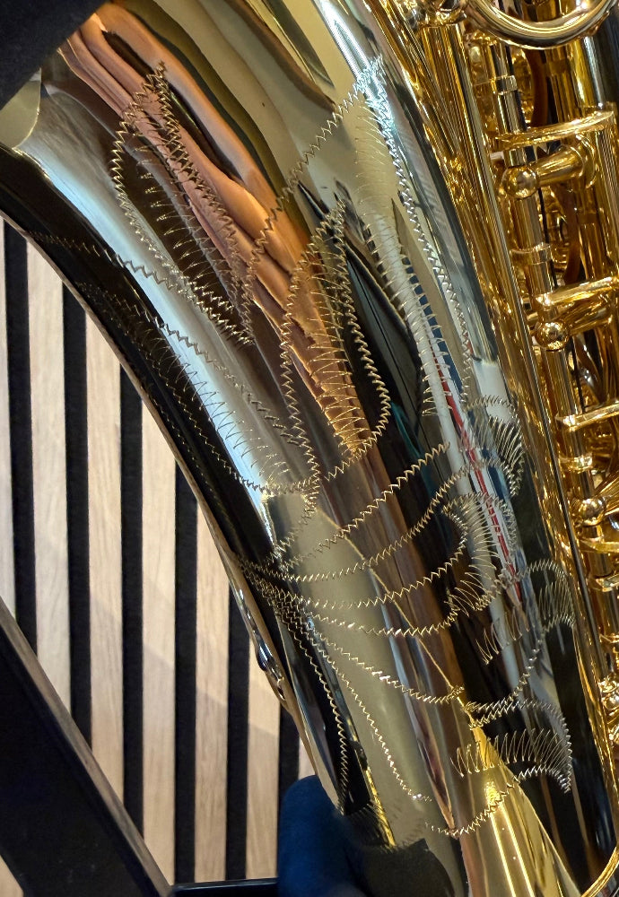 Trevor James The Horn alto saxophone in gold lacquer – close-up of detailed floral bell engraving
