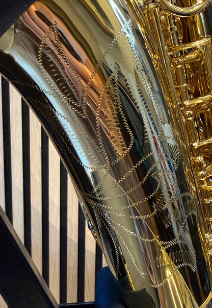 Trevor James The Horn alto saxophone in gold lacquer – close-up of detailed floral bell engraving
