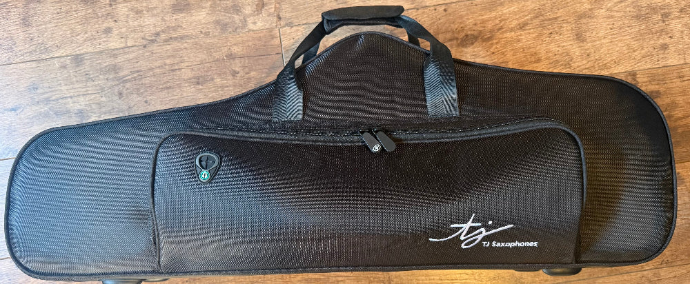 Trevor James The Horn tenor saxophone – black shaped protective case with exterior storage pocket and carrying handles
