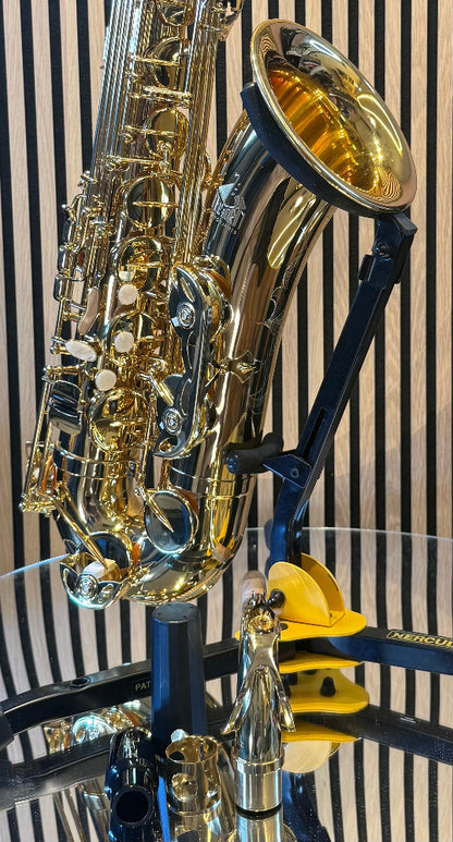 Trevor James The Horn tenor saxophone in gold lacquer – close-up of lower bow, bell, keywork and original neck with mouthpiece accessories
