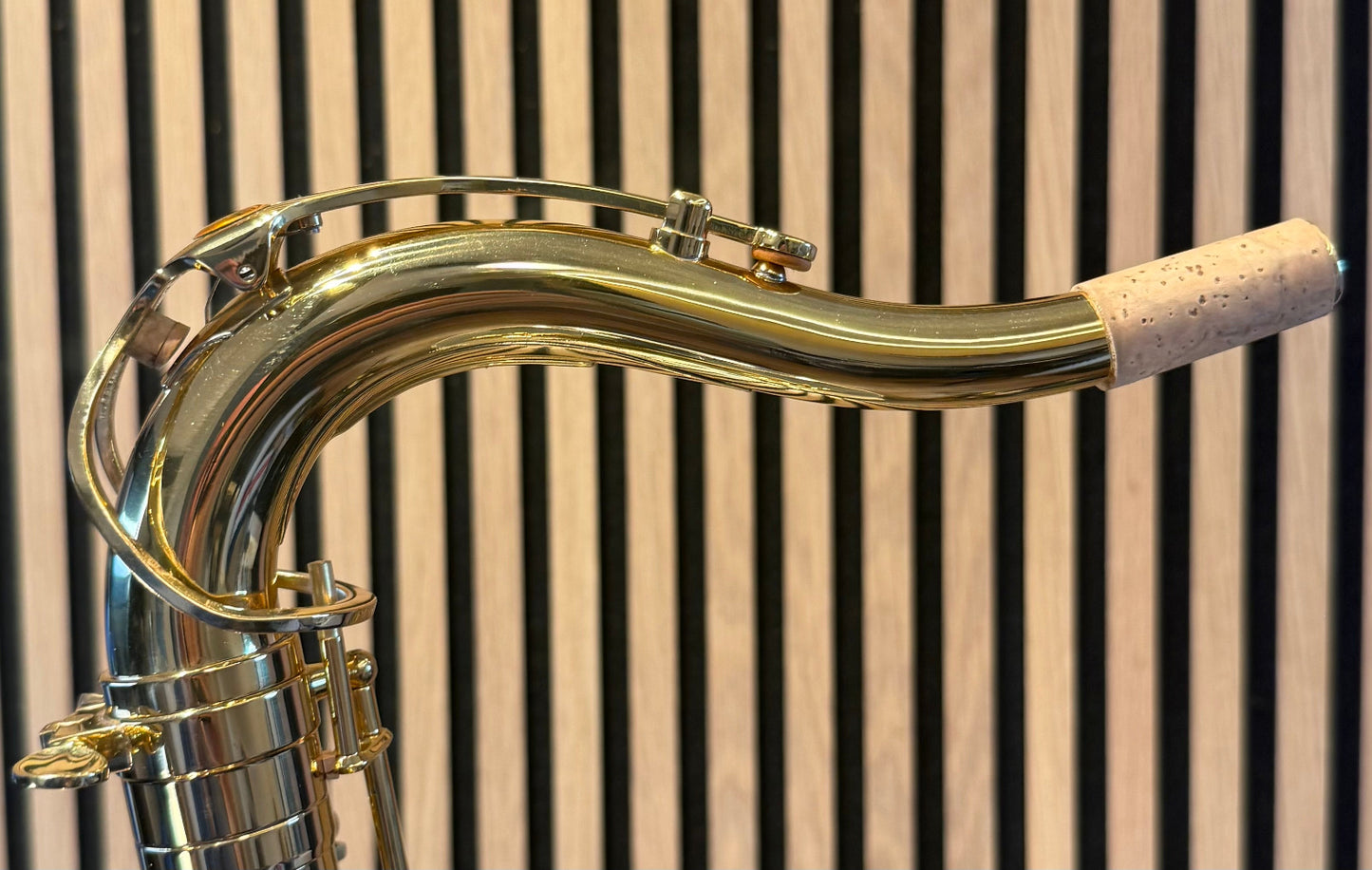Trevor James The Horn tenor saxophone in gold lacquer – close-up of curved neck, octave key and cork

