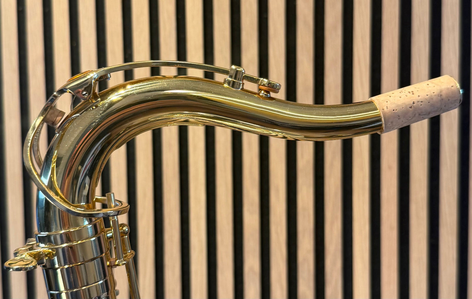 Trevor James The Horn tenor saxophone in gold lacquer – close-up of curved neck, octave key and cork
