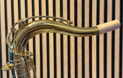 Trevor James The Horn tenor saxophone in gold lacquer – close-up of curved neck, octave key and cork
