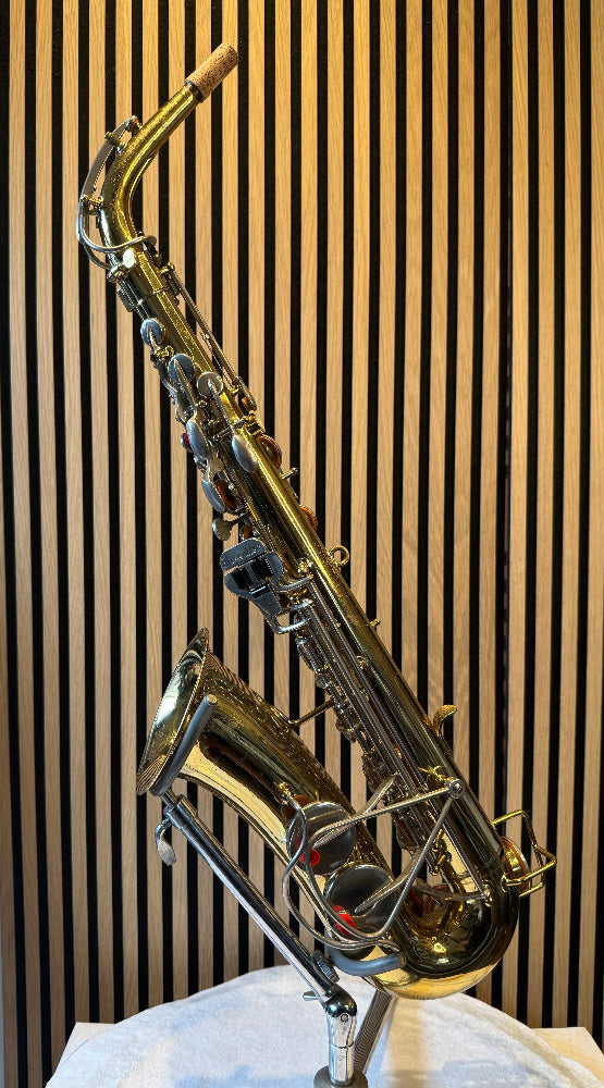 Vintage Buescher Aristocrat alt saxofoon volledig overzicht op standaard
