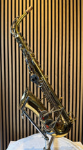 Vintage Buescher Aristocrat alt saxofoon volledig overzicht op standaard
