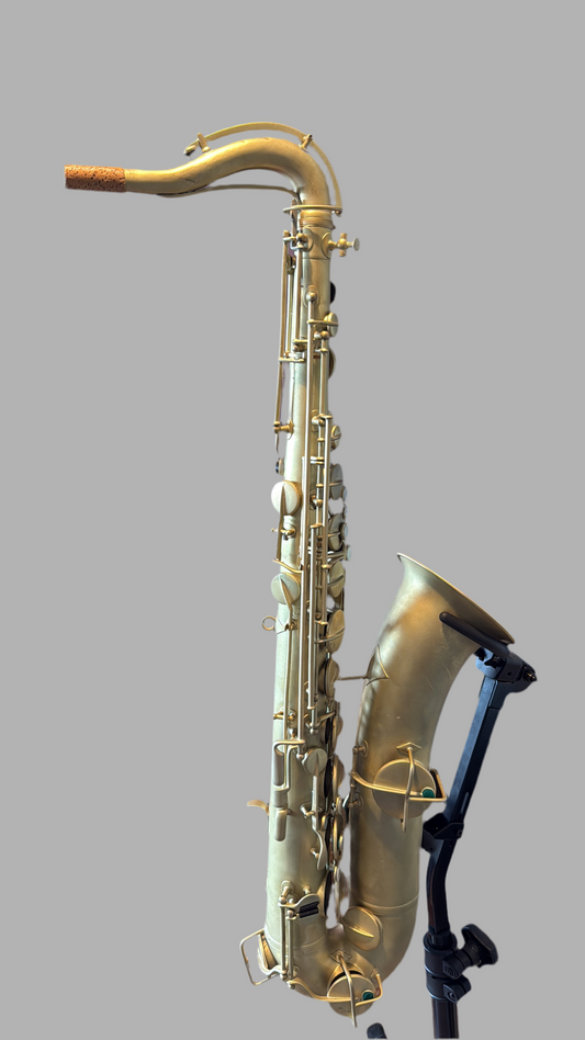 Zijaanzicht van Buescher True Tone tenor sax met originele matte finish en professionele revisie