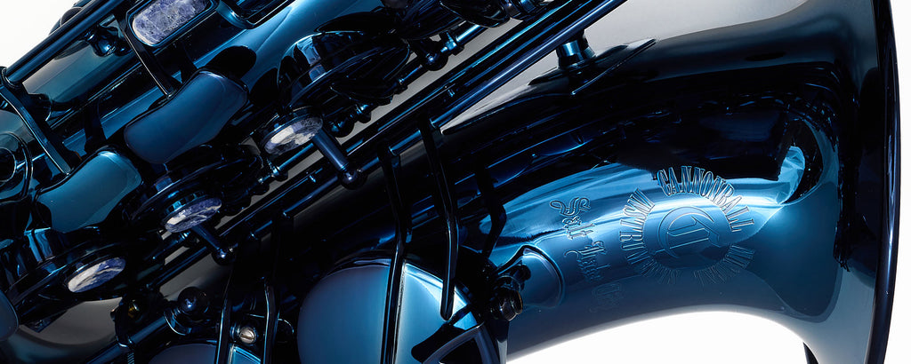Close-up of Cannonball A5-30 Deep Black Sapphire lacquer body and key mechanism