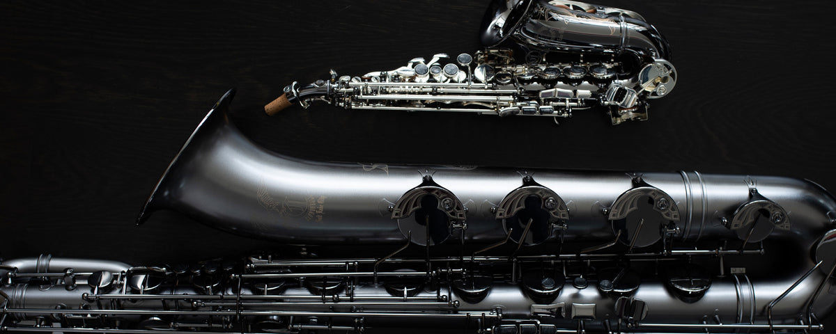 Cannonball-saxofoons met gegraveerde bekers