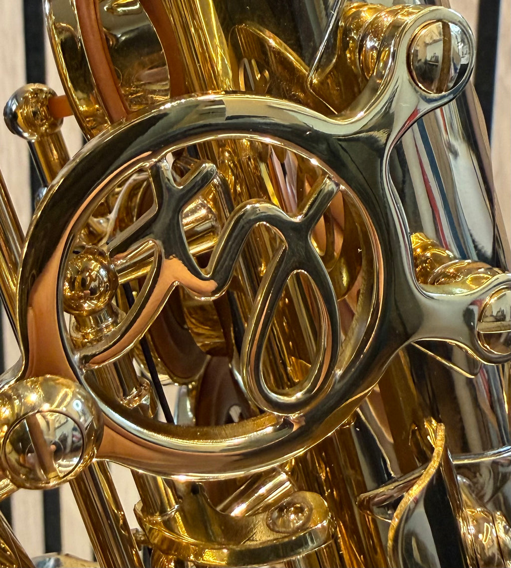 Trevor James SR alto saxophone in gold lacquer – 360-degree rotating product video