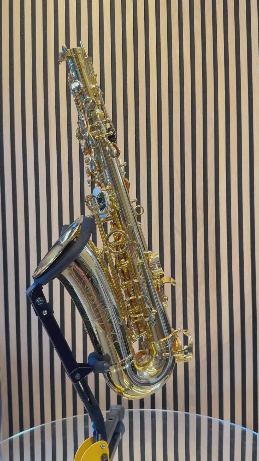 Trevor James The Horn alto saxophone in gold lacquer – 360-degree rotating product video
