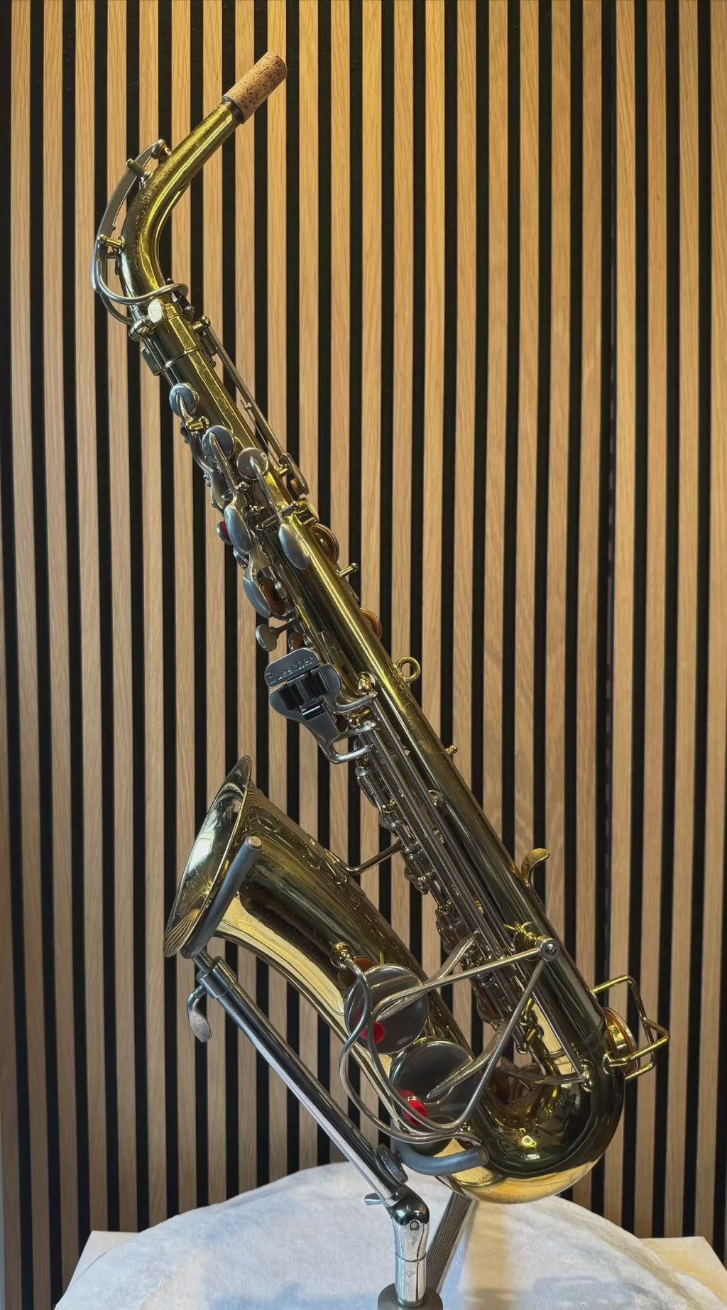 Video van een vintage Buescher Aristocrat alt saxofoon uit de USA, professioneel gereviseerd door Special Sax